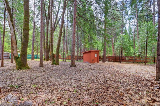 15186 Meadow Dr, Grass Valley, CA 95945