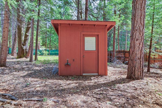 15186 Meadow Dr, Grass Valley, CA 95945