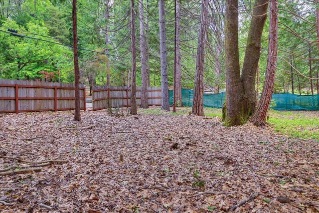 15186 Meadow Dr, Grass Valley, CA 95945