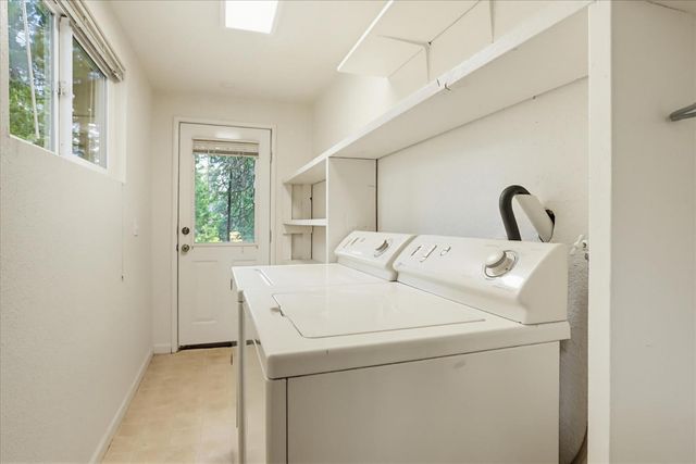 15186 Meadow Dr, Grass Valley, CA 95945