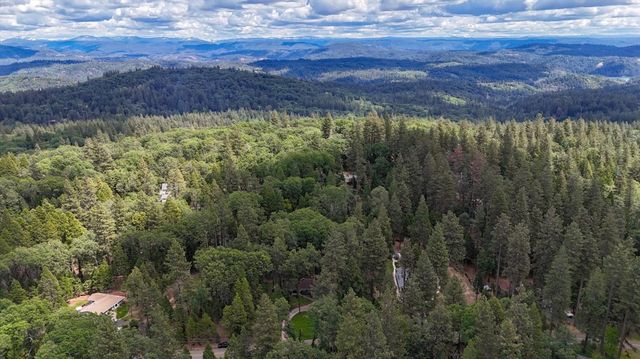 15186 Meadow Dr, Grass Valley, CA 95945