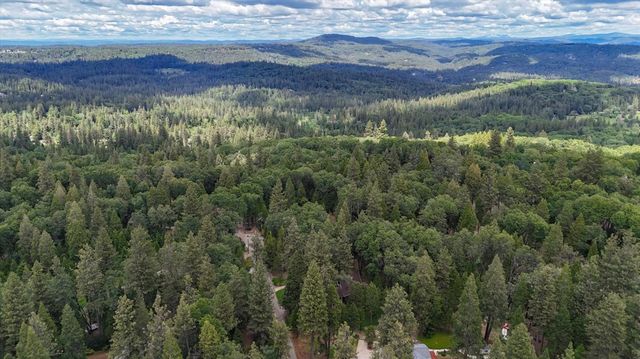 15186 Meadow Dr, Grass Valley, CA 95945