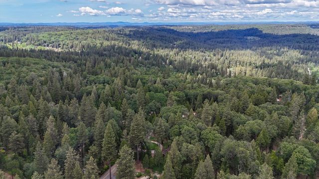 15186 Meadow Dr, Grass Valley, CA 95945