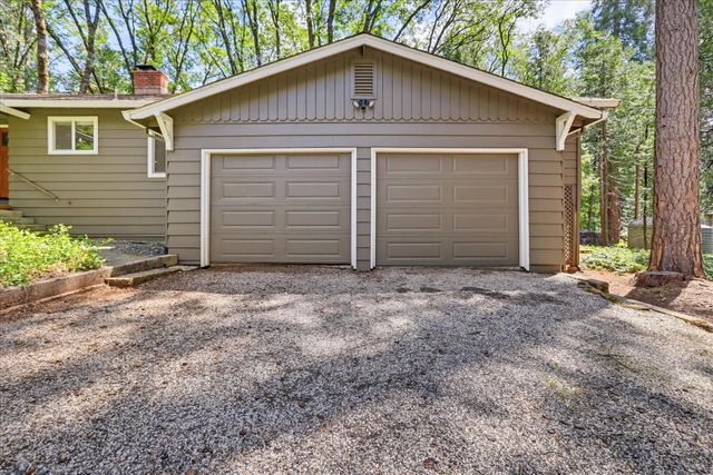 15186 Meadow Dr, Grass Valley, CA 95945