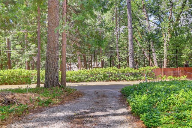 15186 Meadow Dr, Grass Valley, CA 95945