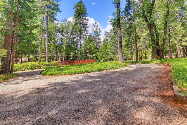 15186 Meadow Dr, Grass Valley, CA 95945