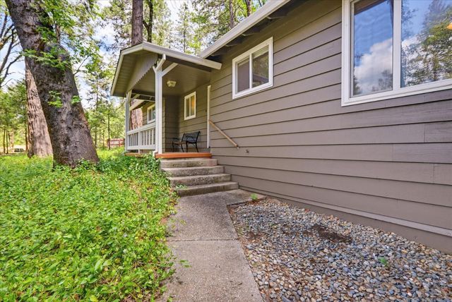 15186 Meadow Dr, Grass Valley, CA 95945