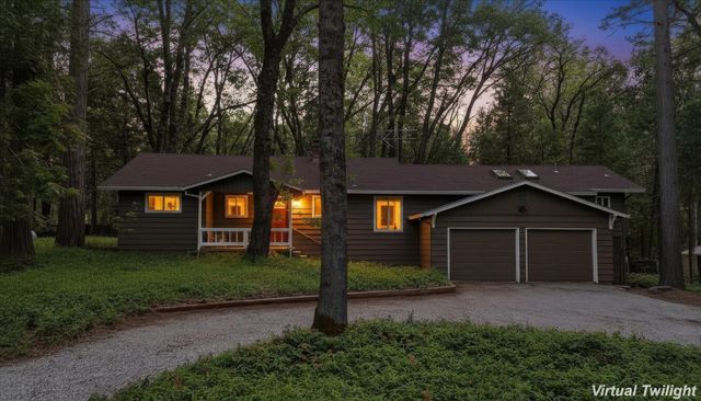 15186 Meadow Dr, Grass Valley, CA 95945