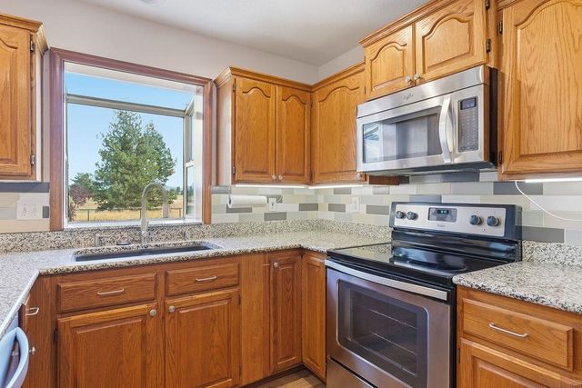 1427 E 6th St, Deer Park, WA 99006