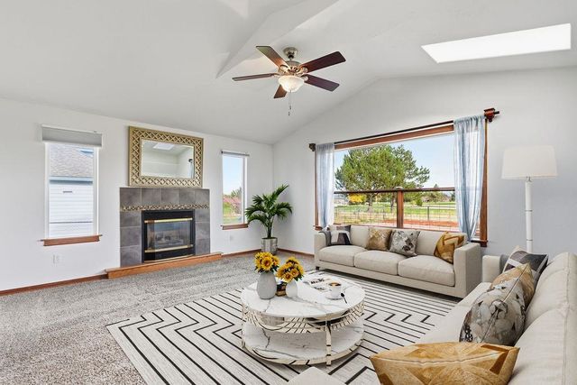 1427 E 6th St, Deer Park, WA 99006