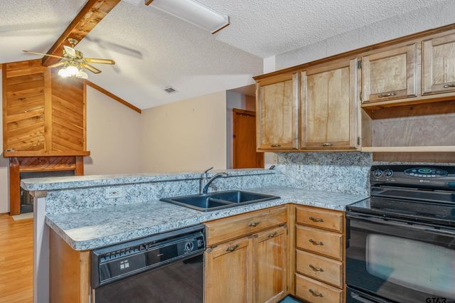 224 BLUE BIRD LN, Holly Lake Ranch, TX 75765