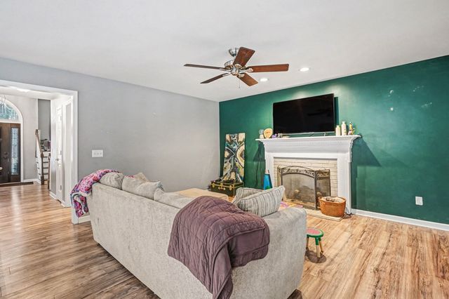 2202 Woodmont Dr, Springfield, TN 37172