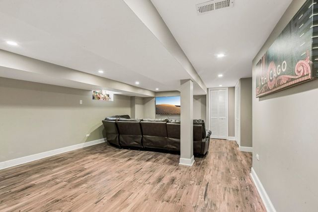 5742 S Rutherford Avenue, Chicago, IL 60638