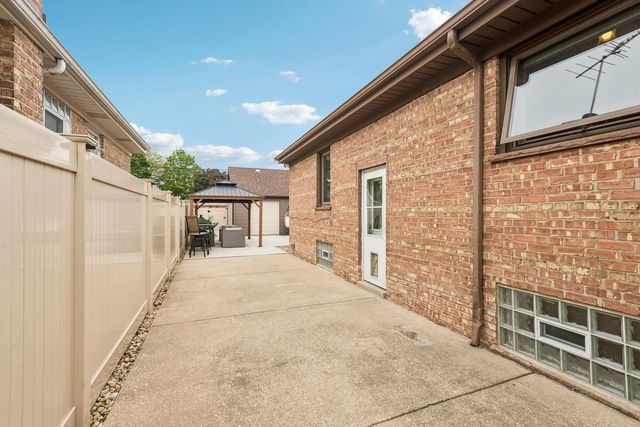5742 S Rutherford Avenue, Chicago, IL 60638