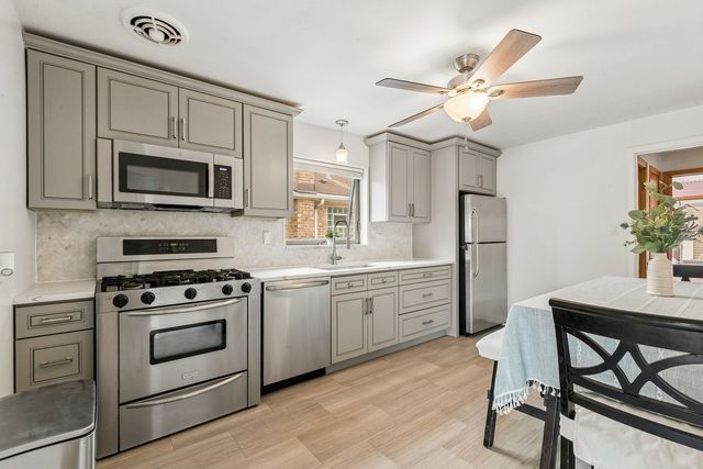 5742 S Rutherford Avenue, Chicago, IL 60638