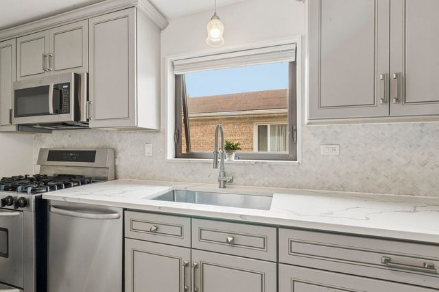 5742 S Rutherford Avenue, Chicago, IL 60638