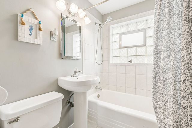 5742 S Rutherford Avenue, Chicago, IL 60638
