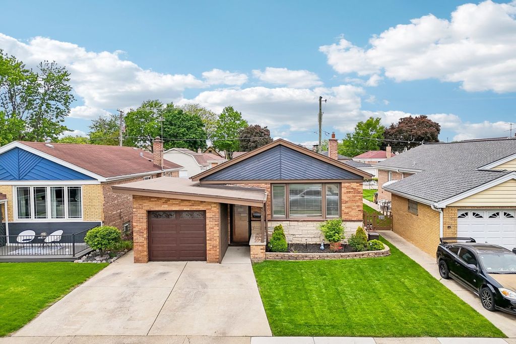 5742 S Rutherford Avenue, Chicago, IL 60638