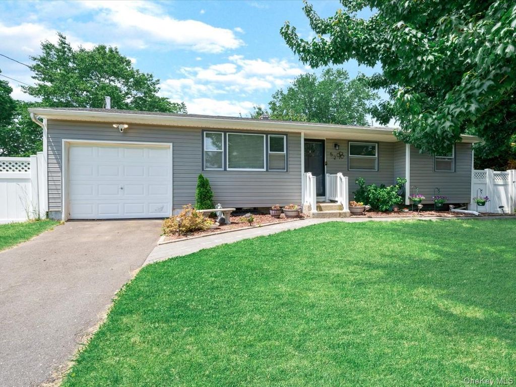 52 S Larry Road, Selden, NY 11784