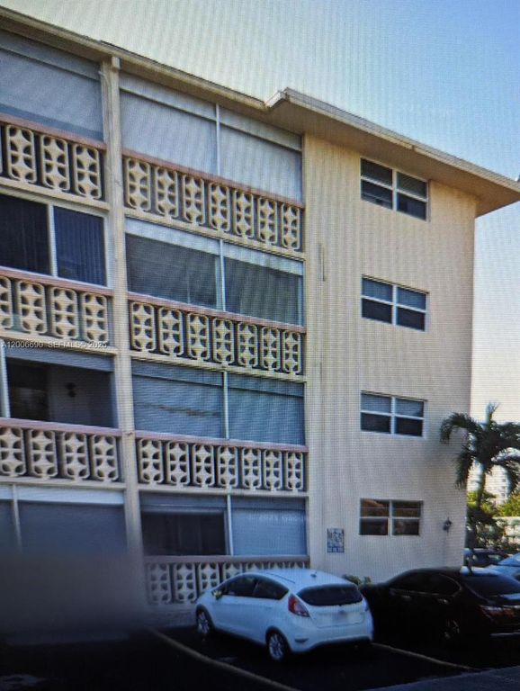 211 NE 8th Ave 209, Hallandale Beach, FL 33009