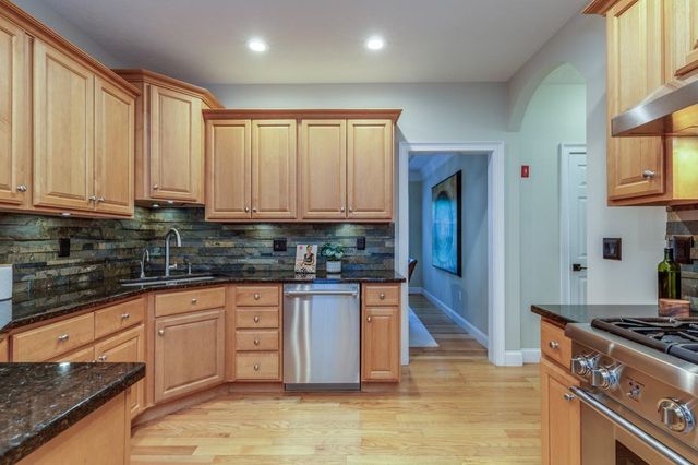 5 Glastombury Drive, Sandown, NH 03873