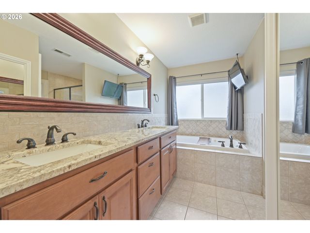 14739 Se BADGER CREEK Rd, Happy Valley, OR 97086