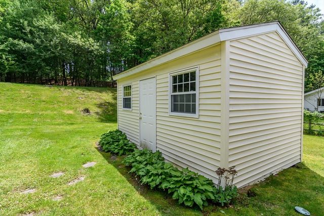 33 Eisenhower Rd, Framingham, MA 01701