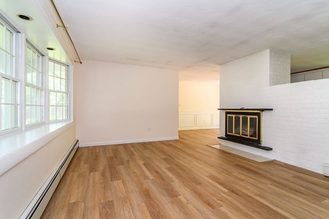 33 Eisenhower Rd, Framingham, MA 01701