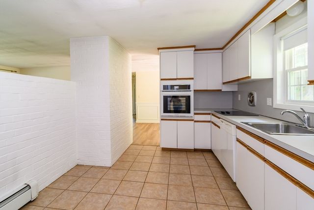 33 Eisenhower Rd, Framingham, MA 01701