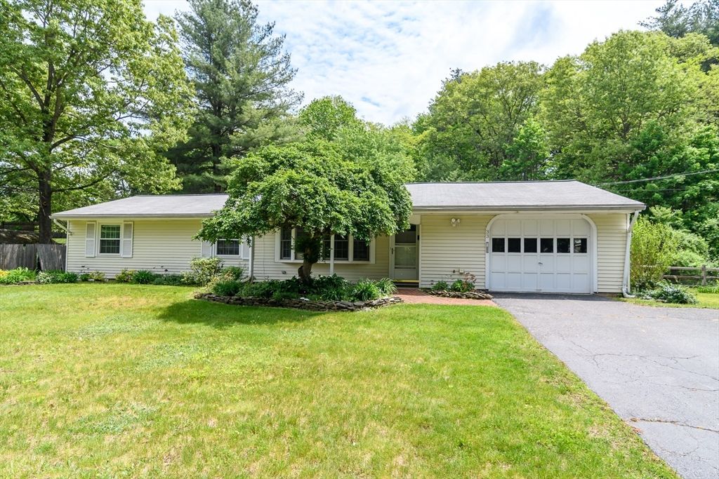 33 Eisenhower Rd, Framingham, MA 01701