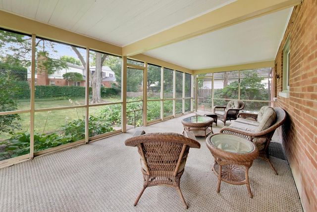 412 S Banbury Road, Arlington Heights, IL 60005