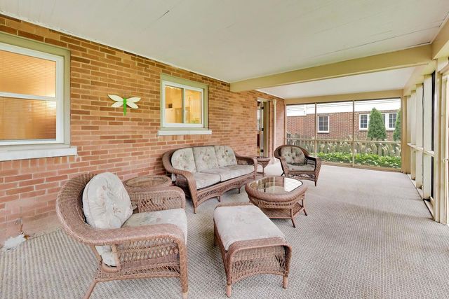412 S Banbury Road, Arlington Heights, IL 60005