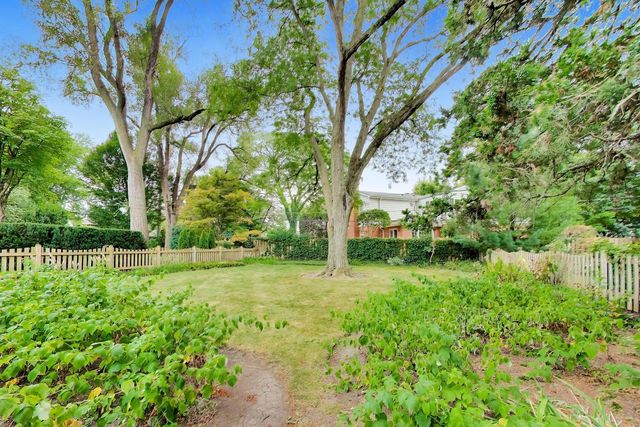 412 S Banbury Road, Arlington Heights, IL 60005