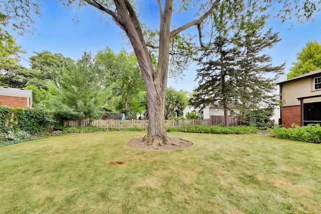 412 S Banbury Road, Arlington Heights, IL 60005