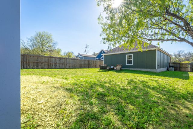 224 Spruce Ave, Luling, TX 78648