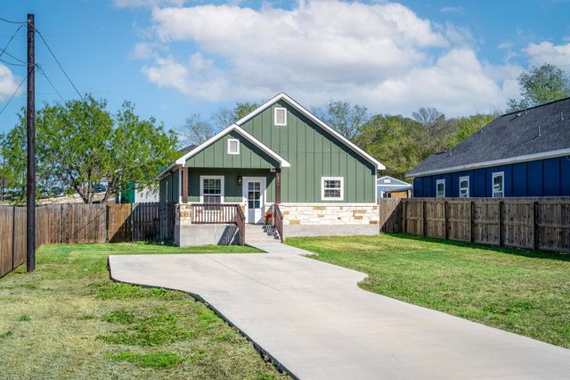 224 Spruce Ave, Luling, TX 78648