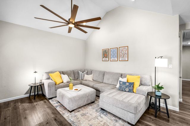 224 Spruce Ave, Luling, TX 78648