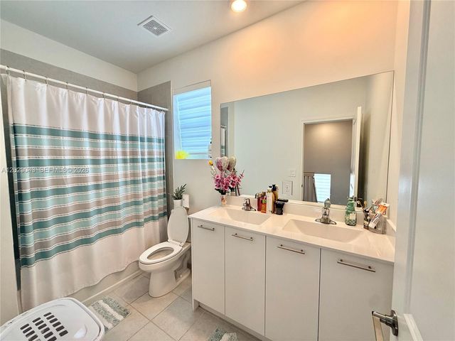 2462 NW 131st Cir, Miami, FL 33167