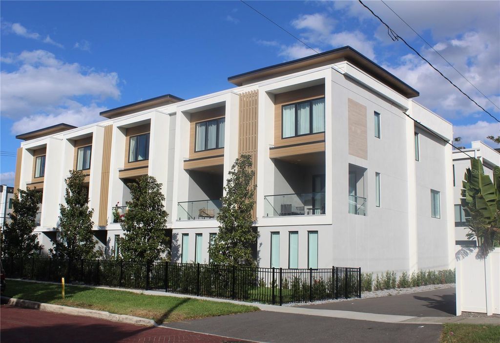 Image 12 of property listing at 414 - 418 E EMILY STREET, Tampa, FL 33603