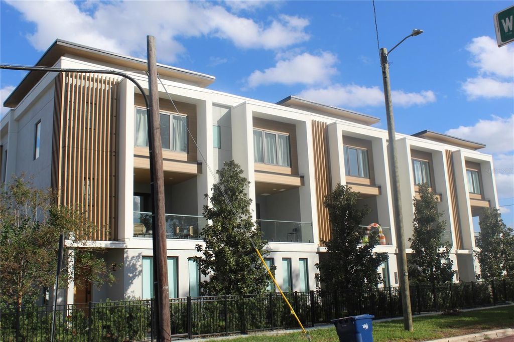 Image 13 of property listing at 414 - 418 E EMILY STREET, Tampa, FL 33603