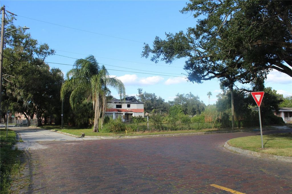 Image 17 of property listing at 414 - 418 E EMILY STREET, Tampa, FL 33603