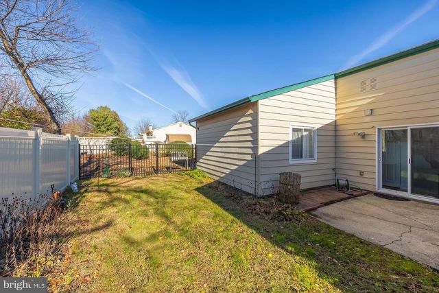 17 HICKORY LN, Swedesboro, NJ 08085