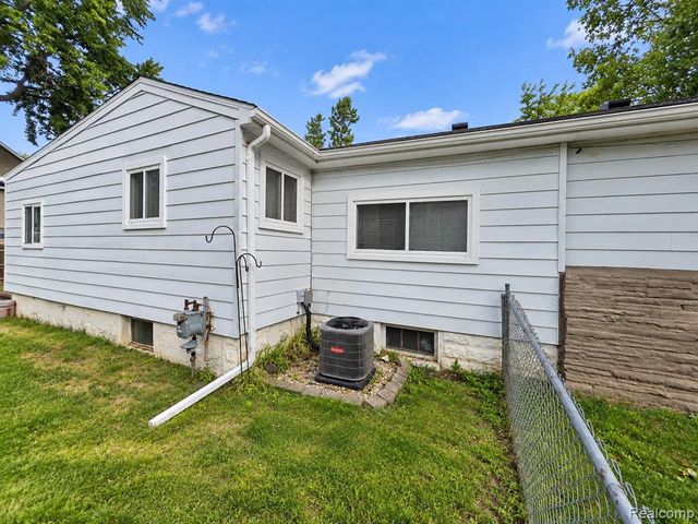 1754 Beechmont Street, Keego Harbor, MI 48320