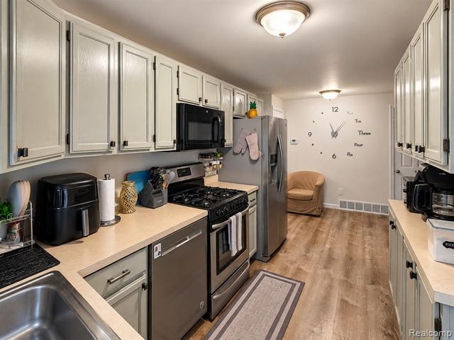 1754 Beechmont Street, Keego Harbor, MI 48320