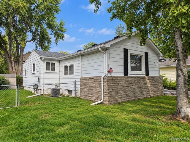 1754 Beechmont Street, Keego Harbor, MI 48320