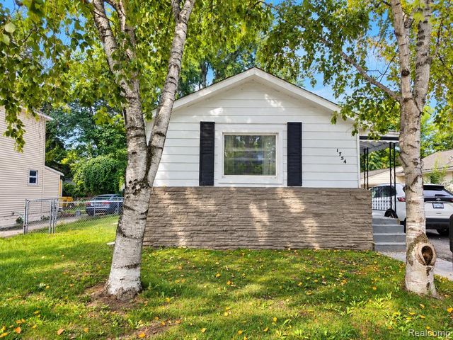 1754 Beechmont Street, Keego Harbor, MI 48320