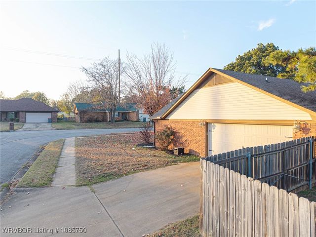 2500 Pine Lane, Barling, AR 72923