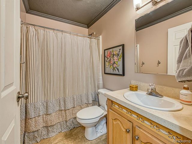 29703 Vinewood Lane, Gibraltar, MI 48173