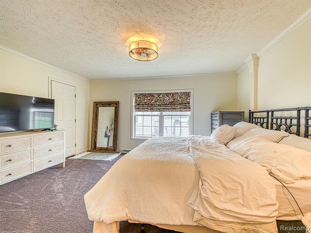 29703 Vinewood Lane, Gibraltar, MI 48173