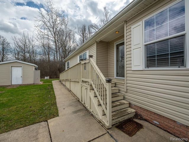 29703 Vinewood Lane, Gibraltar, MI 48173